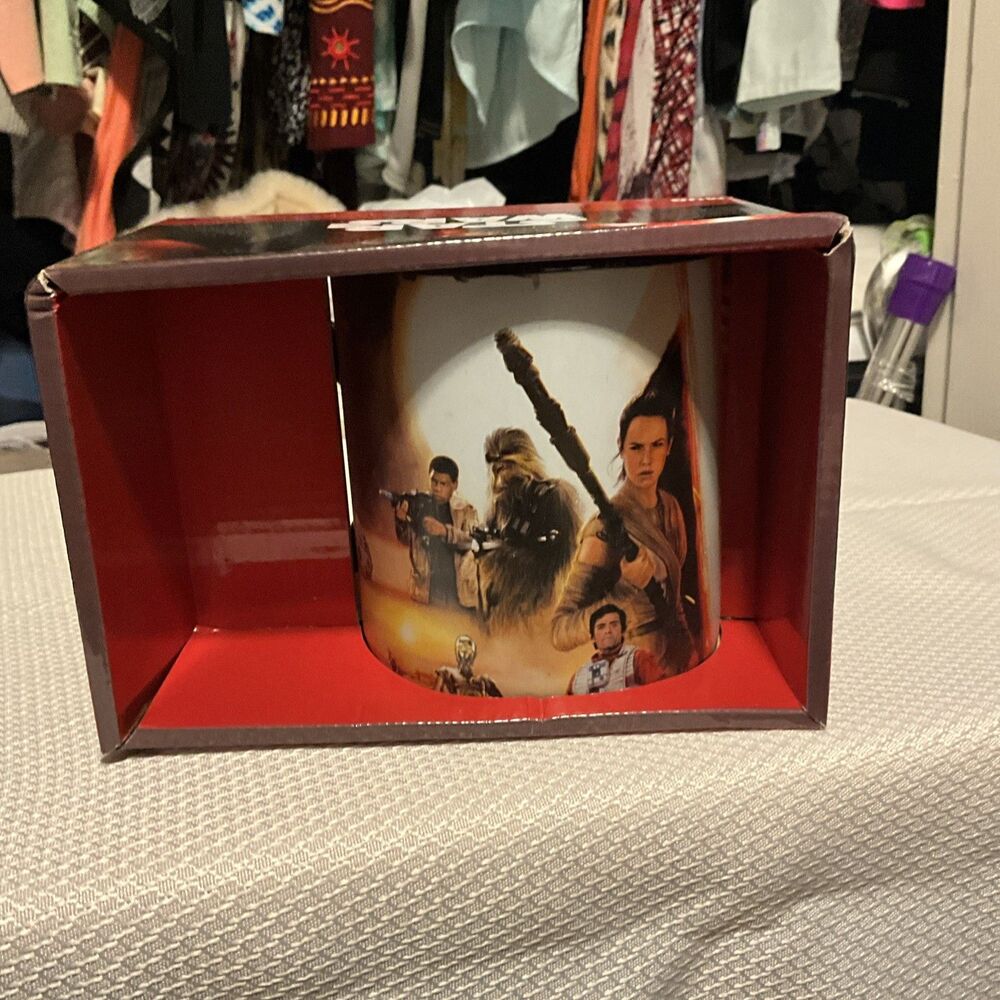 Star Wars: The Force Awakens Wrap Around Scene Ceramic Mug, Kylo Ren, Rey.